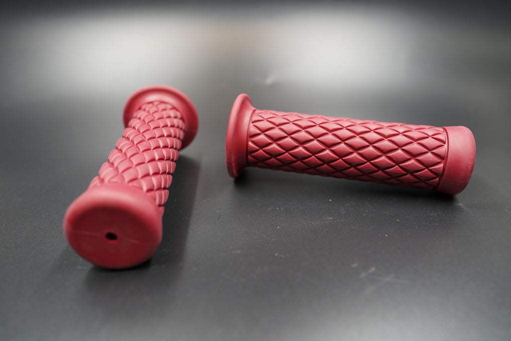 Vintage Diamond Motorcycle Grips – Red | 22mm