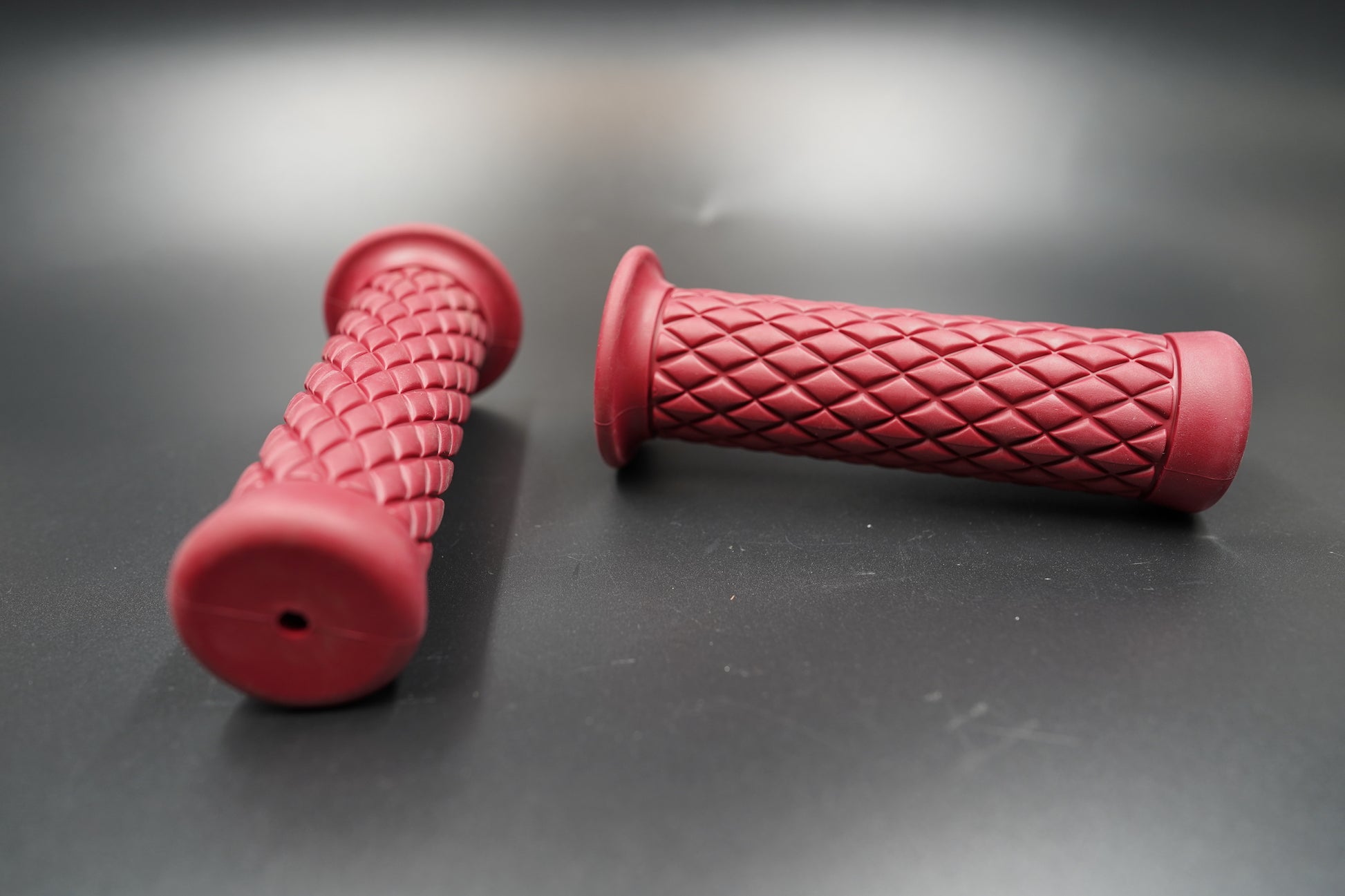 Vintage Diamond Motorcycle Grips – Red | 22mm