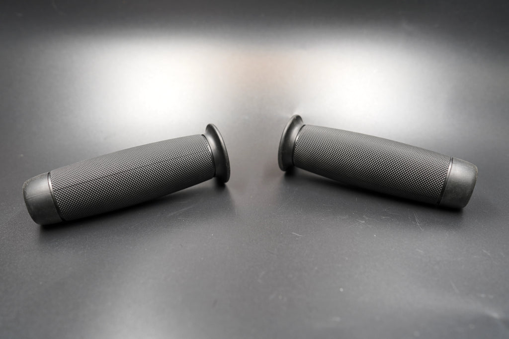 Flat layout view highlighting closed-end design, compatible with bar-end mirrors or signals.