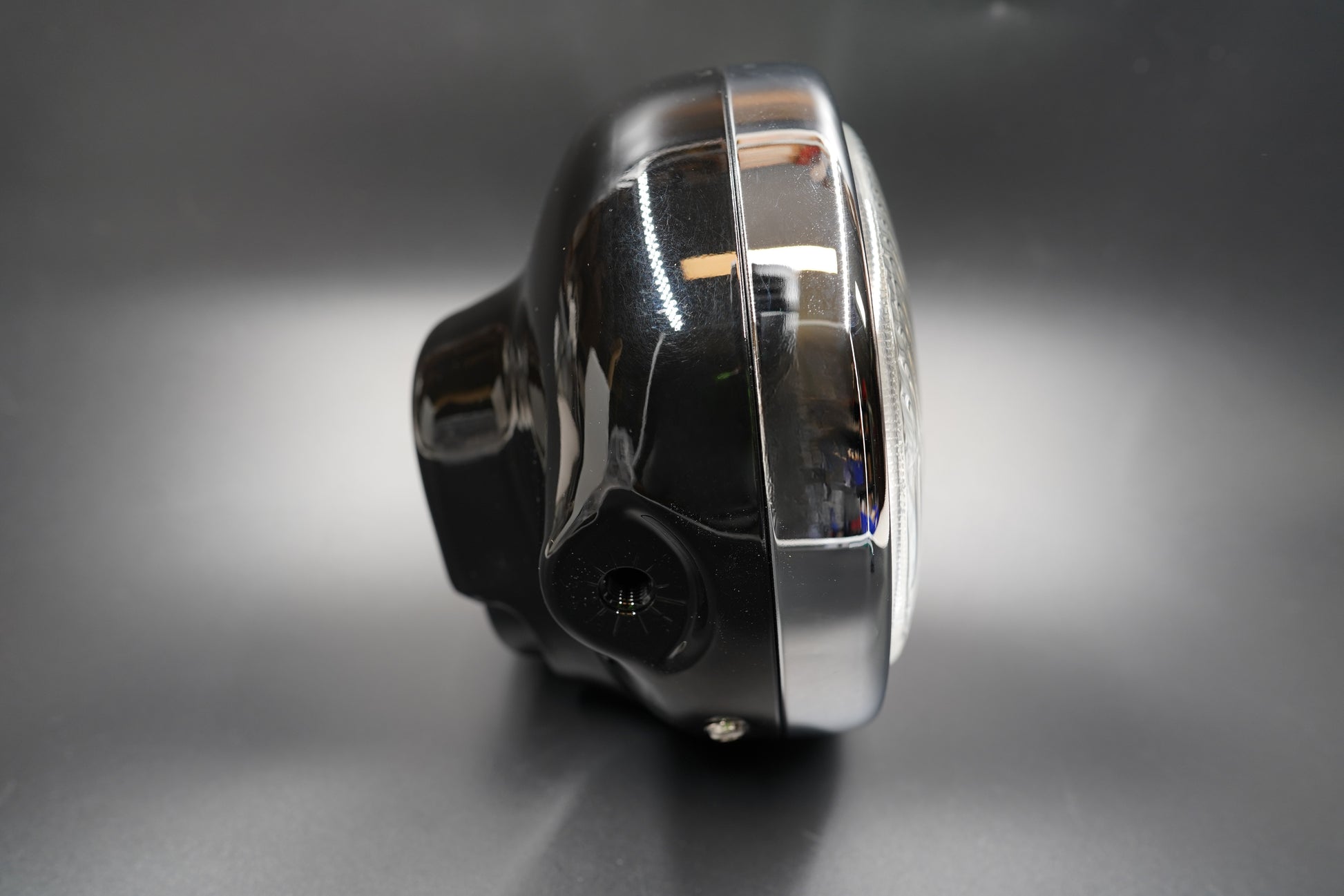 Side view highlighting compact 135mm depth and clean side-mount profile.