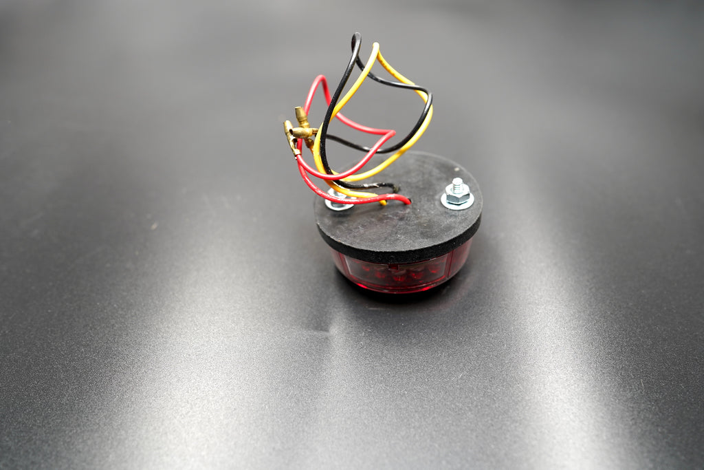 Wiring detail showing color-coded cables (yellow, red, black) — universal fit for 12V motorcycle systems.