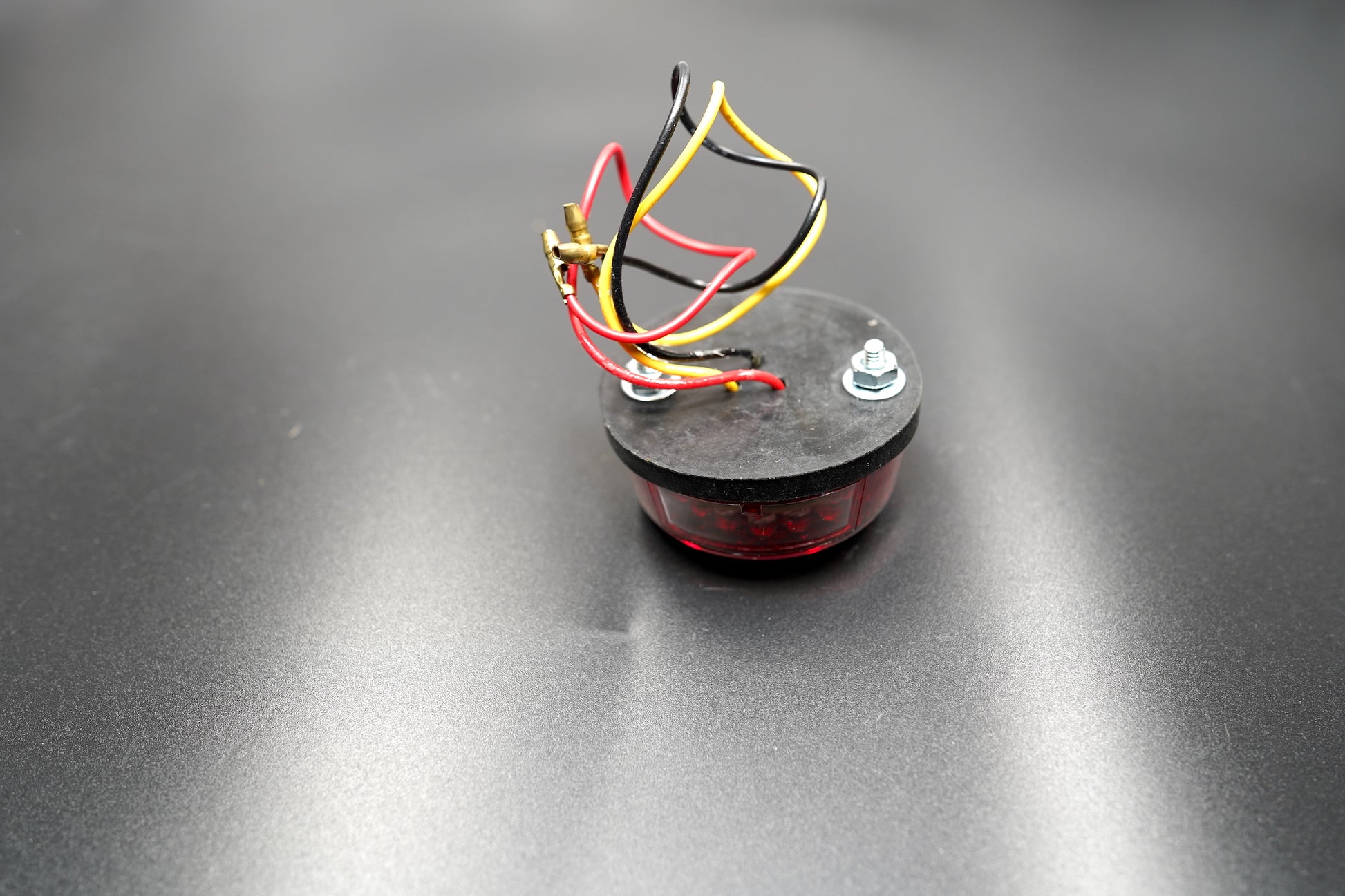 Wiring detail showing color-coded cables (yellow, red, black) — universal fit for 12V motorcycle systems.