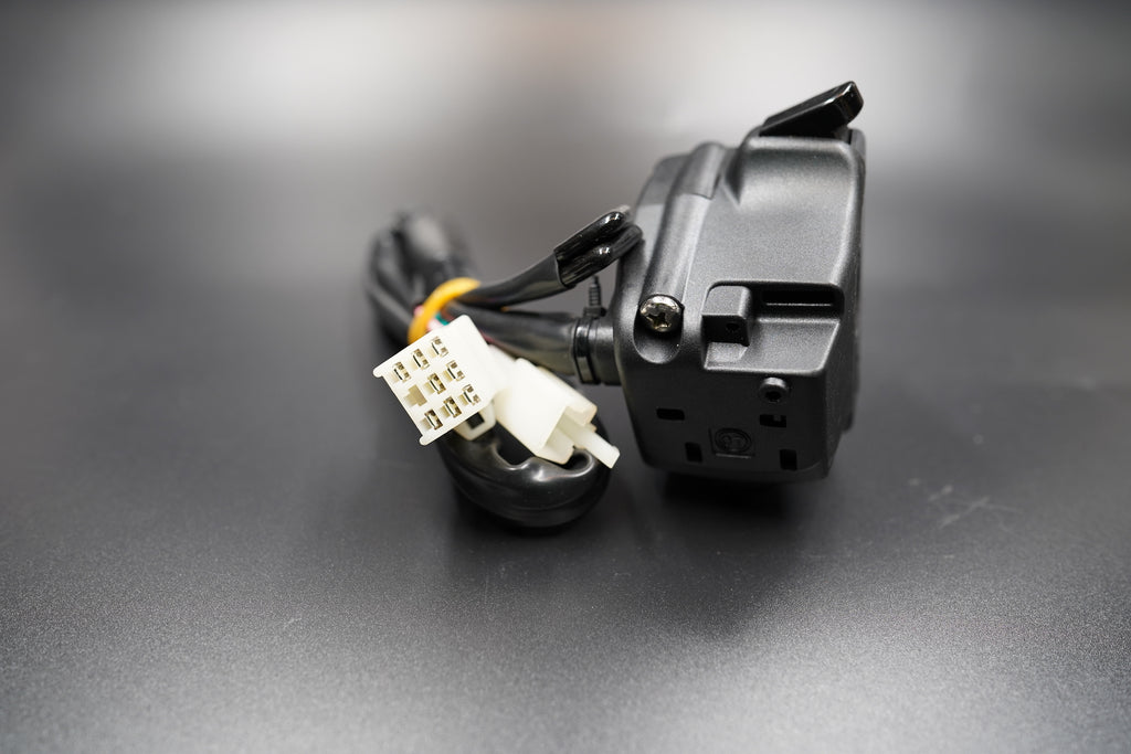 Right-hand switch unit for engine start and kill switch functions.