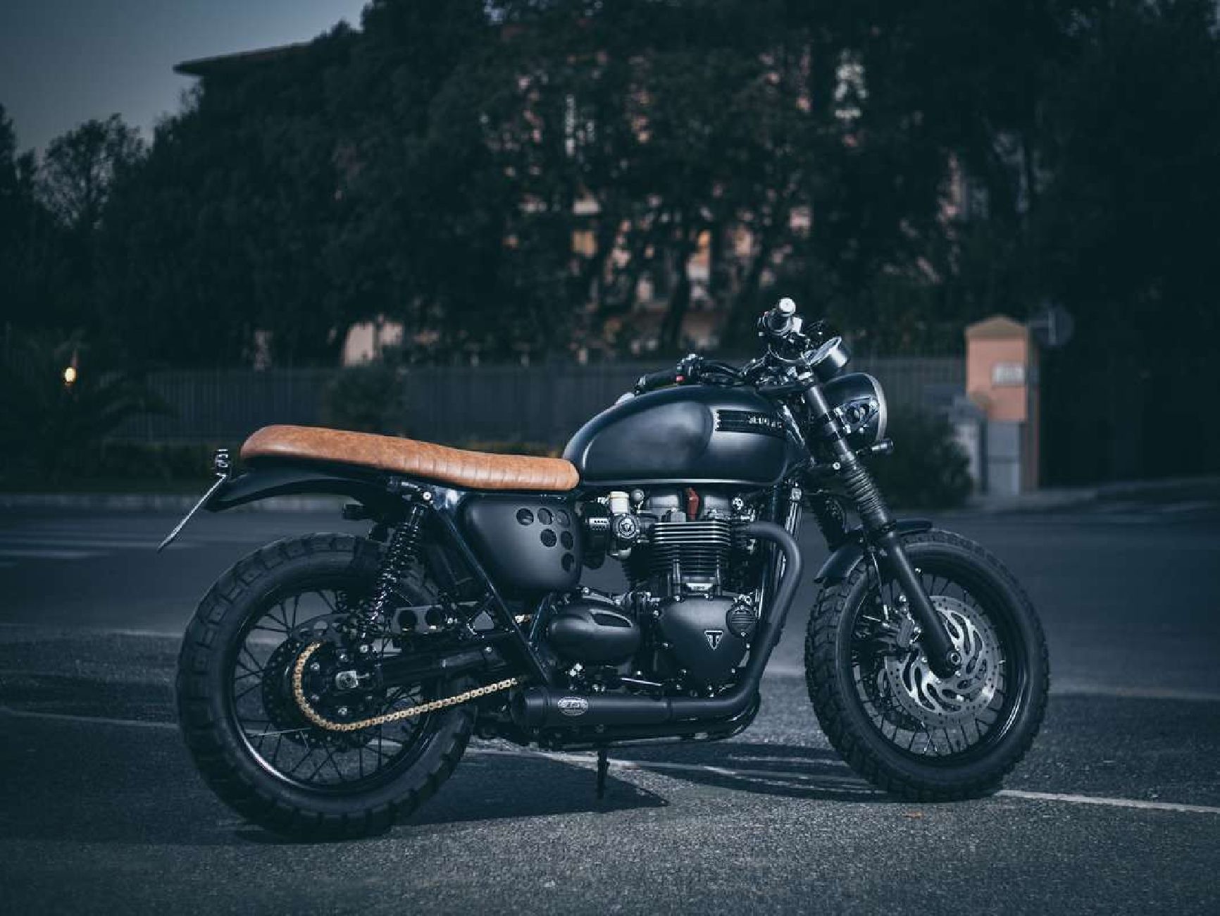 Night view of Triumph Bonneville T120 with Zard exhaust — refined British twin tone with Italian craftsmanship.